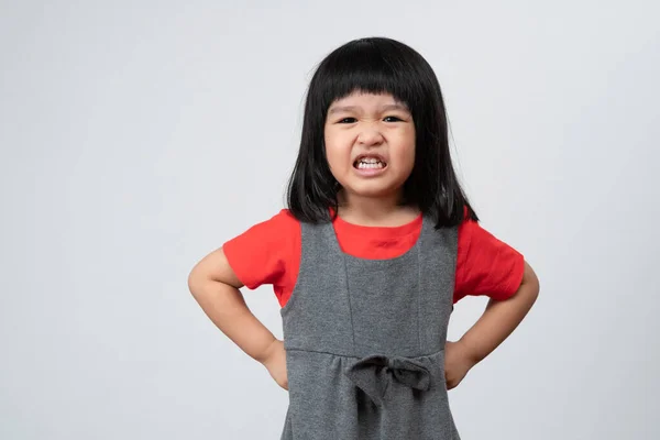亚洲女孩在孤独的白色背景下的愤怒和悲伤的画像 一个孩子生气和发疯时的情绪 表达愤怒的情绪 儿童情绪控制概念 — 图库照片