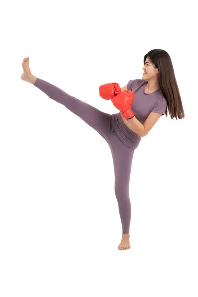 Retrato Bela Mulher Asiática Sorriso Vestindo Luvas Boxe Vermelho Estúdio — Fotografia de Stock