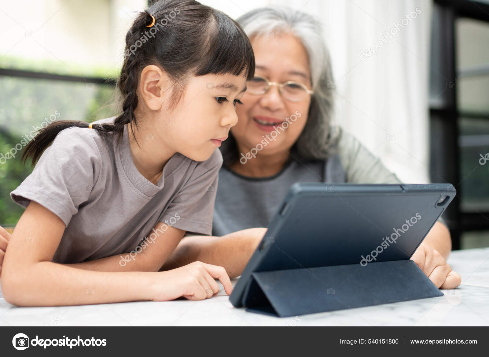 Tablet de educação ou mãe e menina em casa para lição de casa on-line ou