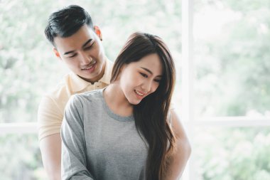 Mutlu çift kanepede oturur ve erkek gibi davranır. Oturma odasında sevgilisiyle dalga geçer ve rahatlar. Sevgililer gününde romantizm kavramı. Teklif ve evlilik