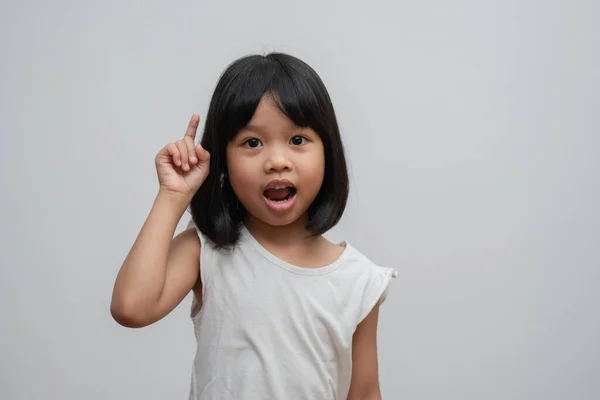 亚洲5岁儿童的画像 她收集头发 用手捂住下巴 在孤立的白色背景上摆出思维的姿势 她是快乐的 青春光彩夺目 教育观念 — 图库照片