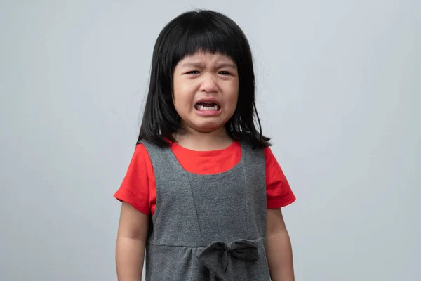 Портрет Азиатской Злой Грустной Плачущей Маленькой Девочки Белом Изолированном Фоне — стоковое фото