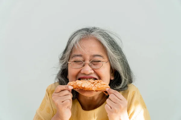 Feliz Ásia Sênior Mulheres Gostando Comer Torta — Fotografia de Stock