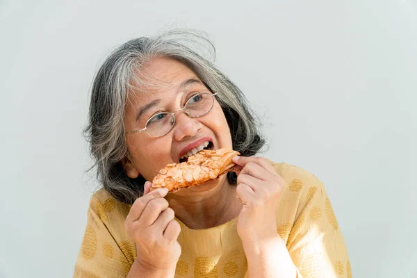 Feliz Asiática Senior Mujeres Disfrutando Comer Pastel — Foto de Stock