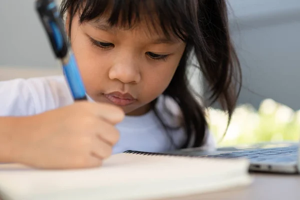 Aziatisch Meisje Student Vasthouden Van Een Pen Voor Het Maken — Stockfoto