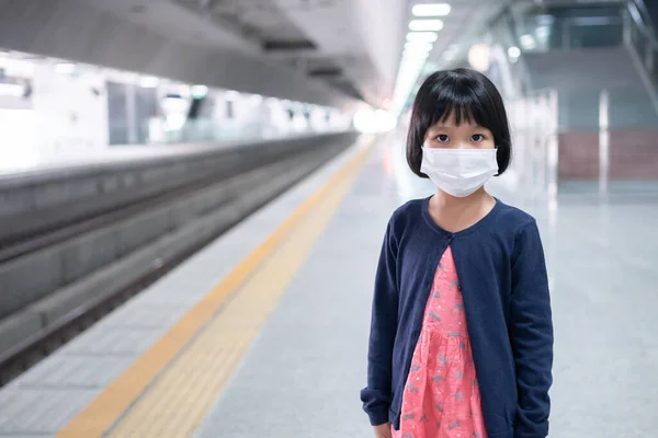 Niña Con Máscara Quirúrgica Gripe Protección Facial Brote Virus Transporte —  Fotos de Stock