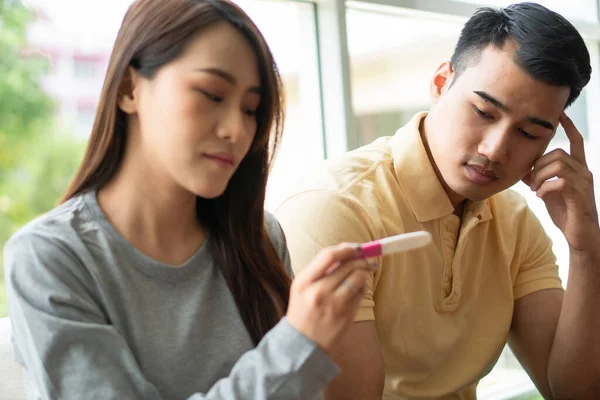 Mujer Asiática Infeliz Sosteniendo Mirando Prueba Embarazo Resultado Negativo Preocupación —  Fotos de Stock