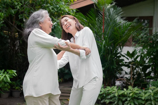 Una Anciana Asiática Anciana Bailando Patio Trasero Con Hija Concepto — Foto de Stock