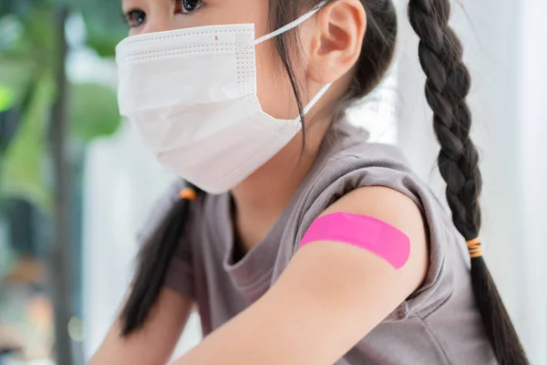 Закриття Лікарської Штукатурки Після Вакцинації Плечі Азіатських Дівчаток Лікарні Педіатр — стокове фото
