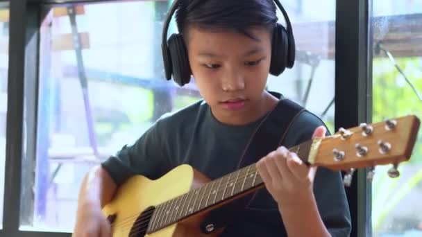 Anak Asia Belajar Memainkan Gitar Dalam Pertemuan Virtual Untuk Bermain — Stok Video