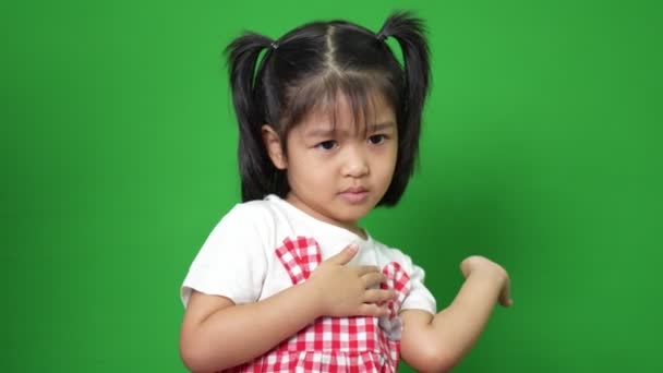 Portret Van Een Vrolijk Grappig Aziatisch Meisje Een Groene Achtergrond — Stockvideo
