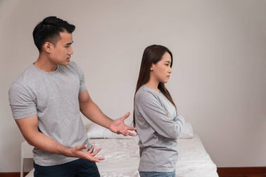 Mutsuz Asyalı çiftler yan yana durur ve kadınlar konuşmaktan ya da tartışmaktan kaçınır, öfke, kavga, ilişki sorunları ve yanlış anlaşılma ya da anlaşmazlığa neden olur. Aile sorunları kavramı