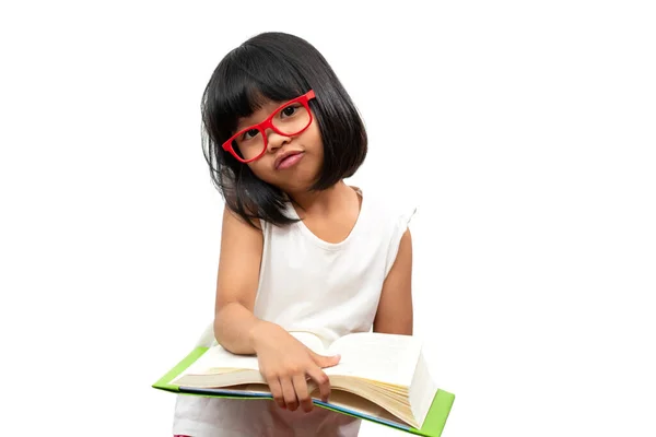快乐的亚洲学龄前小女孩 戴着红色的眼镜 手里拿着一本关于白色孤立背景的绿皮书 学童的概念以及小学和学前教育 家庭学校的教育 — 图库照片