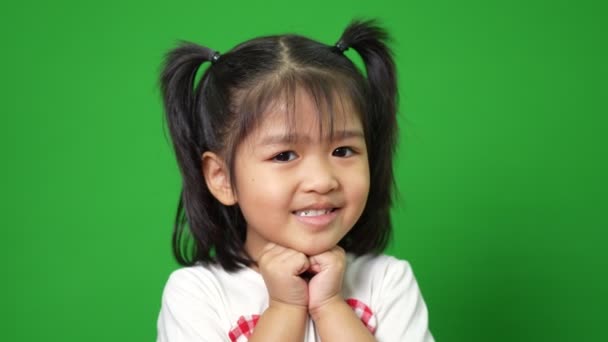 在绿屏背景上描绘快乐而有趣的亚洲小女孩 一个看着相机的孩子 学龄前儿童的梦想充满了精力 感觉健康和好的概念 — 图库视频影像