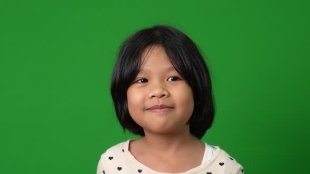 Portrét Šťastné Usmívající Zábavné Asijské Holčičky Zeleném Pozadí Obrazovky Dítě — Stock video
