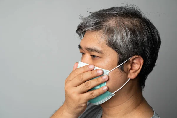 医者の顔のマスクをして咳をし 手で口を覆い アジア人の病気の男性 パンデミックコロナウイルスと呼吸器疾患の保護の概念 — ストック写真