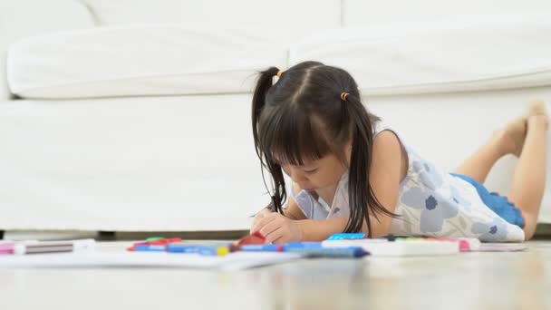 Niedliche Entzückende Asiatische Ethnische Kind Mädchen Mit Farbstift Zeichnen Und — Stockvideo