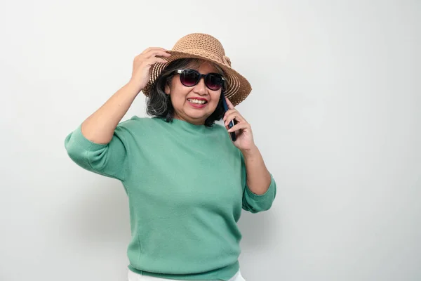 Ritratto Donna Anziana Asiatica Felice Che Indossa Occhiali Sole Cappello — Foto Stock