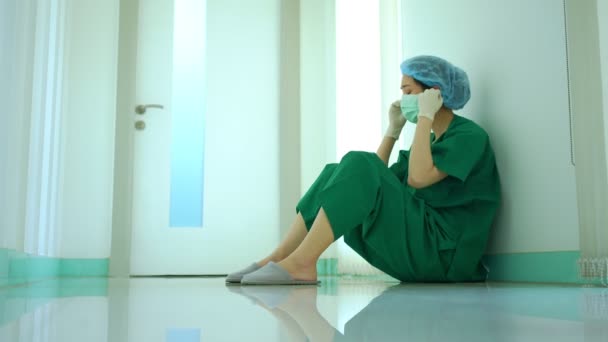 Visão Lateral Estressado Sobrecarregado Médico Médico Cirurgião Assistente Sentado Chão — Vídeo de Stock