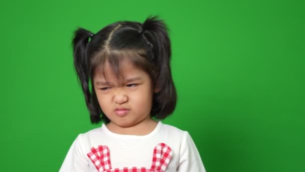 Портрет Азіатської Злої Сумної Дівчинки Зеленому Екрані Емоції Дитини Коли — стокове відео