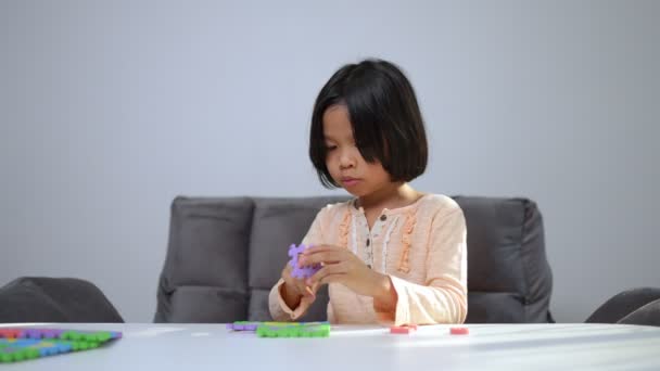 Petite Fille Asiatique Mignonne Jouant Avec Jouet Coloré Abc Puzzle — Video
