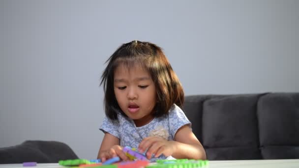 아시아의 귀여운 소녀가 장난감 Abc 가지고 유치원이나 탁아소에서 교육용 장난감을 — 비디오