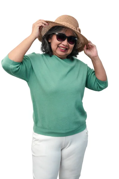 Портрет Щасливої Азіатської Старшої Жінки Сонцезахисних Окулярах Капелюх Стоїть Ізольовано — стокове фото