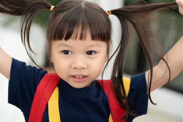 在白色背景上的快乐而有趣的亚洲小女孩的画像 一个看着相机的小孩 学龄前儿童的梦想充满了精力 感觉健康和好的概念 — 图库照片