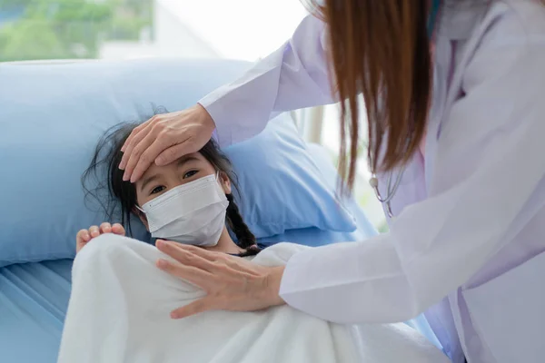 Mujer Asiática Pediatra Médico Puso Mano Pecho Para Examen Una —  Fotos de Stock