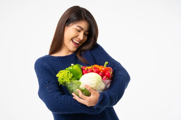 Portrét Krásné Usmívající Asijské Ženy Držící Misku Plnou Čerstvé Organické — Stock fotografie