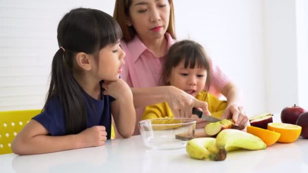Njut Asiatisk Mamma Lära Liten Dotter Hålla Kniv Skära Färska — Stockvideo