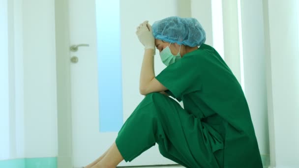 Boční Pohled Stresované Přepracované Ženy Lékař Lékař Chirurg Sedí Patře — Stock video