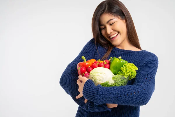 Retrato Belo Sorriso Asiático Mulher Segurando Tigela Cheia Vegetais Orgânicos — Fotografia de Stock