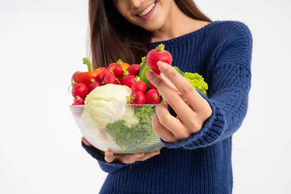 Retrato Belo Sorriso Asiático Mulher Segurando Tigela Cheia Vegetais Orgânicos — Fotografia de Stock