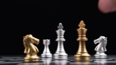Satranç Oyunu 'nu yenmek için erkek el hareketli altın kral satrancı. Lider ve Takım Çalışması Başarı Konsepti. İş Çözümleri, Başarı Stratejisi.