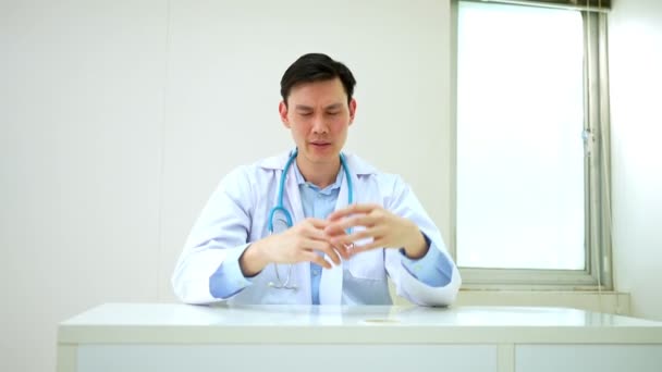 Médico Joven Estresado Sosteniendo Mano Sobre Cabeza Hospital Debido Exceso — Vídeos de Stock
