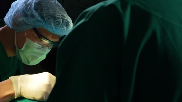 Команда Профессиональных Хирургов Выполняющих Операции Операционной Хирургов Ассистентов Медсестер Выполняющих — стоковое видео