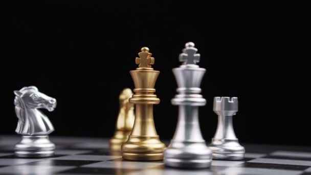 黄金の王のチェスはチェスボード チェスのゲームで最後に立っている 成功のためのリーダーとチームワークの概念 ビジネスソリューション 成功戦略 — ストック動画