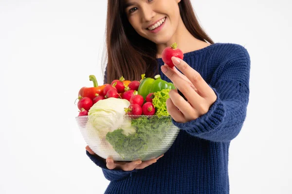 Retrato Belo Sorriso Asiático Mulher Segurando Tigela Cheia Vegetais Orgânicos — Fotografia de Stock