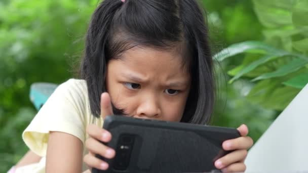 Азійська Дівчинка Яка Дивиться Смартфон Уважно Насуплено Дивиться Проблеми Очима — стокове відео