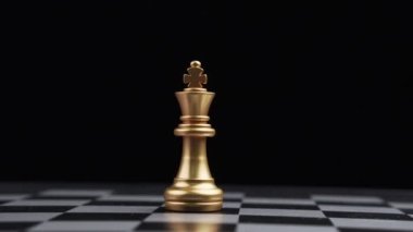 Altın Satranç Kralı satranç tahtasında tek başına duruyor.