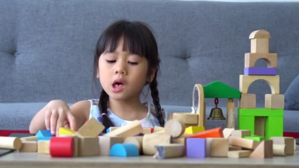 Renkli Oyuncak Bloklarıyla Oynayan Sevimli Asyalı Küçük Kız Anaokulunda Kreşte — Stok video