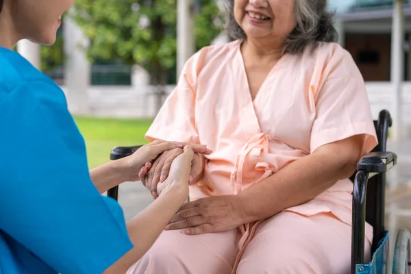 Azjatycki Ostrożny Opiekun Lub Pielęgniarka Trzymać Pacjenta Rękę Zachęcać Pacjenta — Zdjęcie stockowe