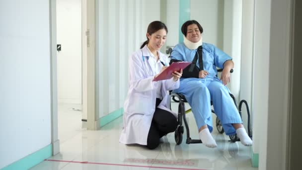Пацієнтка Азіатського Походження Інвалідному Візку Після Нещасного Випадку Розмови Доктором — стокове відео