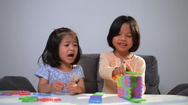 Χαριτωμένο Ασιατική Αδελφή Ίδια Έγκυος Αδέλφια Παίζουν Πολύχρωμο Παιχνίδι Abc — Αρχείο Βίντεο