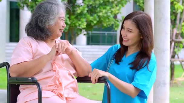 Cuidador Asiático Cuidadoso Enfermeiro Cuidando Paciente Uma Cadeira Rodas Conceito — Vídeo de Stock