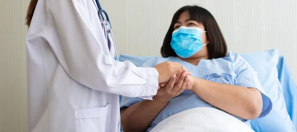 Mujeres Los Médicos Asiáticos Toman Mano Del Paciente Alientan Proporcionan —  Fotos de Stock