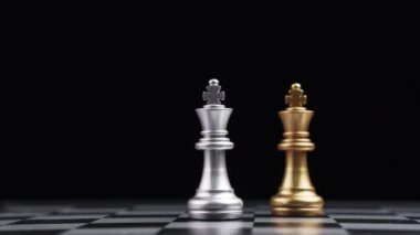 Satranç Oyunu 'nu yenmek için erkek el hareketli altın kral satrancı. Lider ve Takım Çalışması Başarı Konsepti. İş Çözümleri, Başarı Stratejisi.