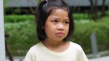 Asyalı kızgın, üzgün ve ağlayan küçük bir kızın portresi öfke ve öfke nöbeti geçiren ve huysuz duygularını ifade eden bir çocuğun duygusu. Çocuk duygusal kontrol kavramı