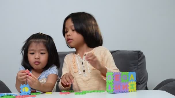 Soeur Asiatique Mignon Mêmes Frères Sœurs Enceintes Jouer Avec Jouet — Video